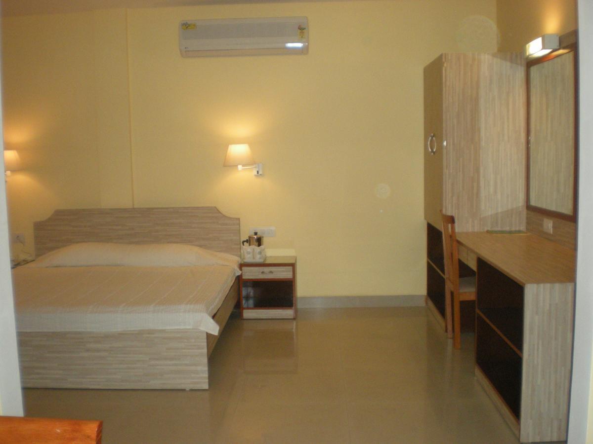 Hotel Rajawas Dibrugarh エクステリア 写真