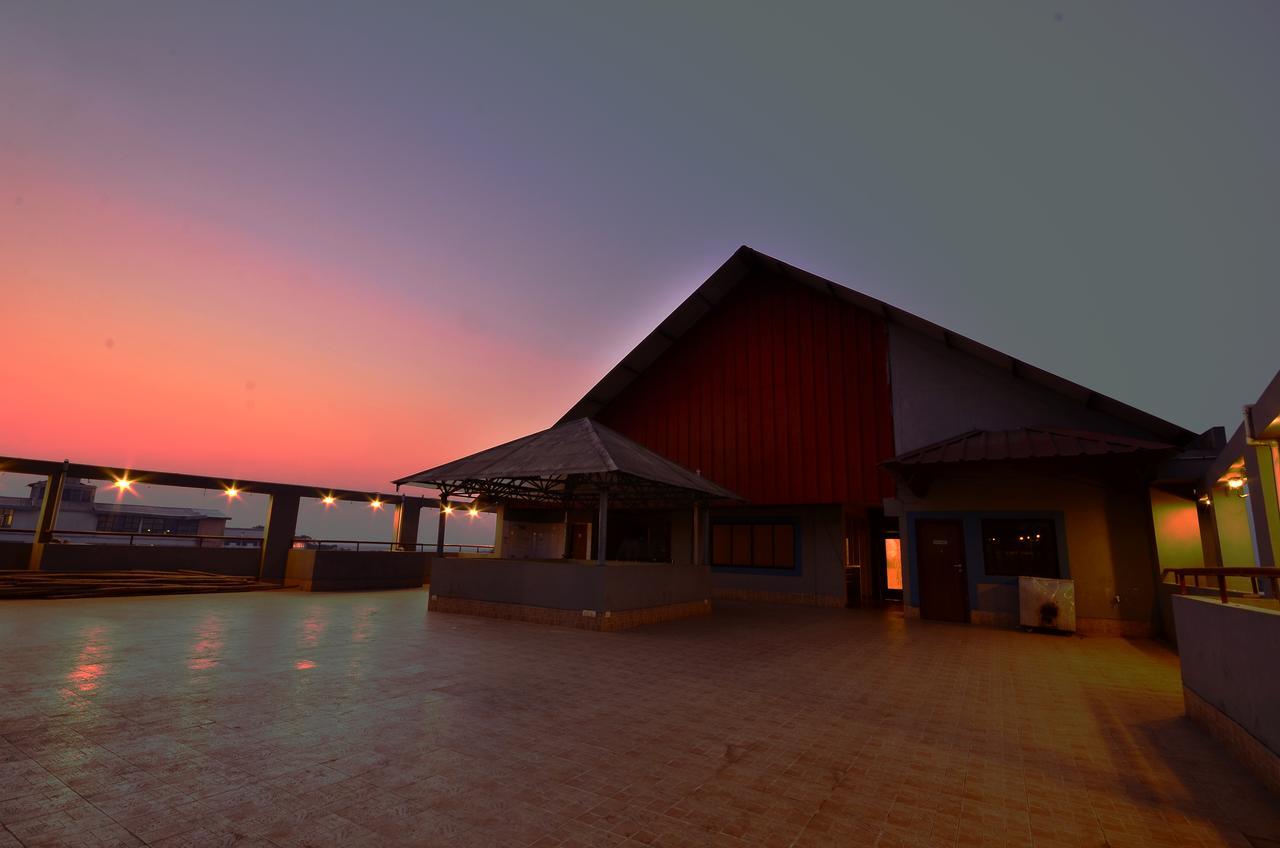 Hotel Rajawas Dibrugarh エクステリア 写真